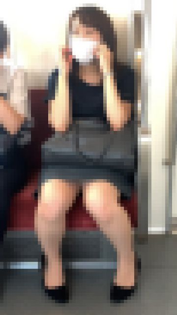電車で移動中でも同僚と仕事をする真面目なOLさん（其の二）　サンプル画像2