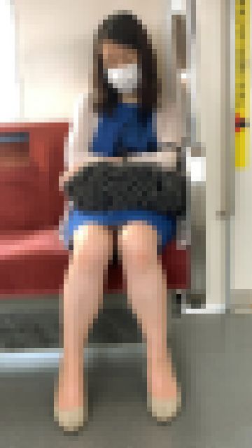 ワンピースから伸びた美脚が目を惹く色っぽいお姉さん（其の三）　サンプル画像2