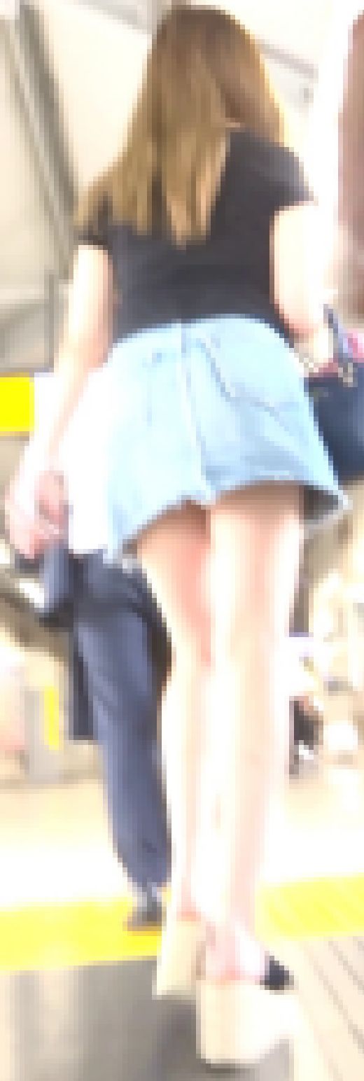 [★新作]パンチラ盗撮 ミニスカギャル デニム超ミニスカートの中は派手な赤パンツ　サンプル画像1