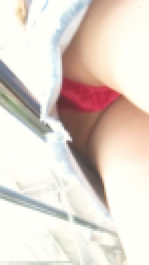 [★新作]パンチラ盗撮 ミニスカギャル デニム超ミニスカートの中は派手な赤パンツ　サンプル画像2