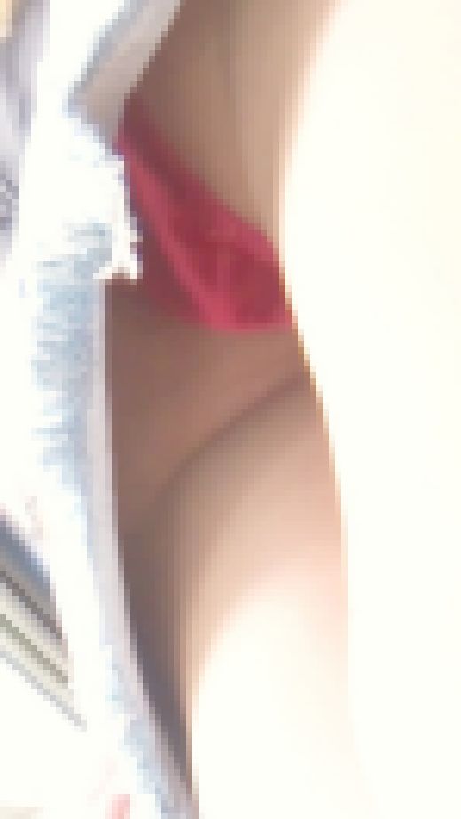[★新作]パンチラ盗撮 ミニスカギャル デニム超ミニスカートの中は派手な赤パンツ　サンプル画像3