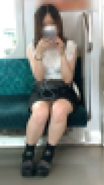 デニミニから伸びる色白美脚が目を惹くショートカットお姉さん　サンプル画像2