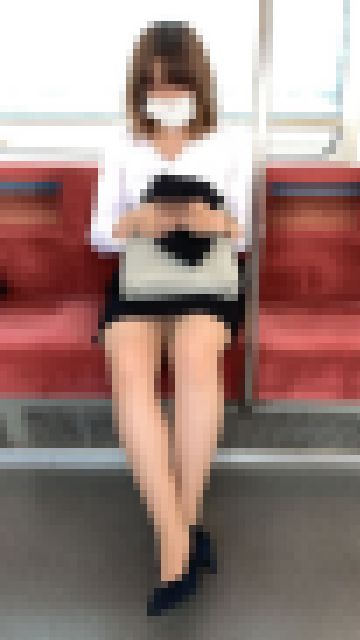 スケベすぎる脚を伸ばして車内の男に見せつける美人スーツOL(前編) サンプル画像2