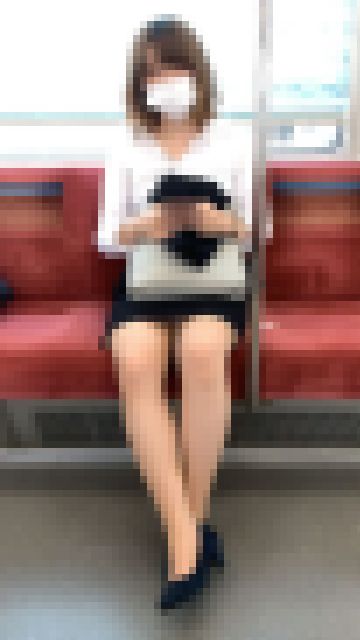 スケベすぎる脚を伸ばして車内の男に見せつける美人スーツOL(前編) サンプル画像3