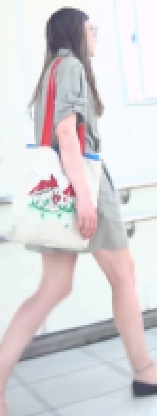 [★新作][★顔出し]パンチラ盗撮 モデル系メガネ女子 茶色に黒の水玉Tバックが食い込みまくり　サンプル画像1