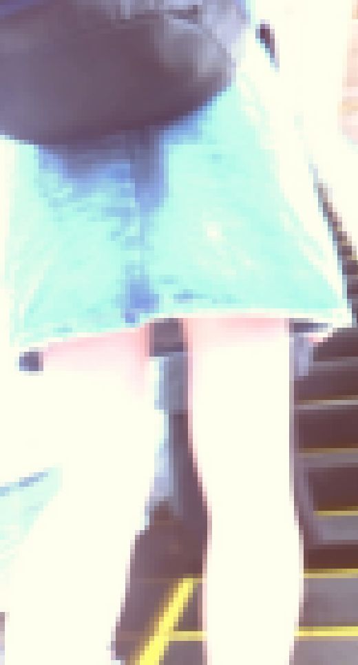 [★新作]パンチラ盗撮 ミニスカギャル 黒地にピンクの水玉Tバックが炸裂　サンプル画像1