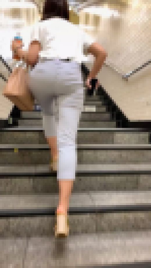 《女神降臨！！！》 No.1306【7分間、可愛過ぎる若妻のプニプニしているお尻を味わえる】　サンプル画像1