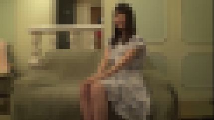 色白清楚系の20歳専門学校生が初ハメ撮りで敏感な身体ですぐにパンツを濡らしてしまう　サンプル画像1