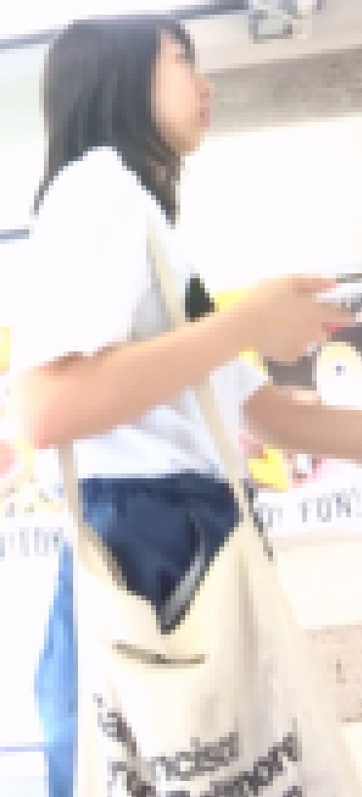 [★新作][★顔出し]パンチラ盗撮 女子大生 レースの白パンツをデニムミニスカの中に発見　サンプル画像1