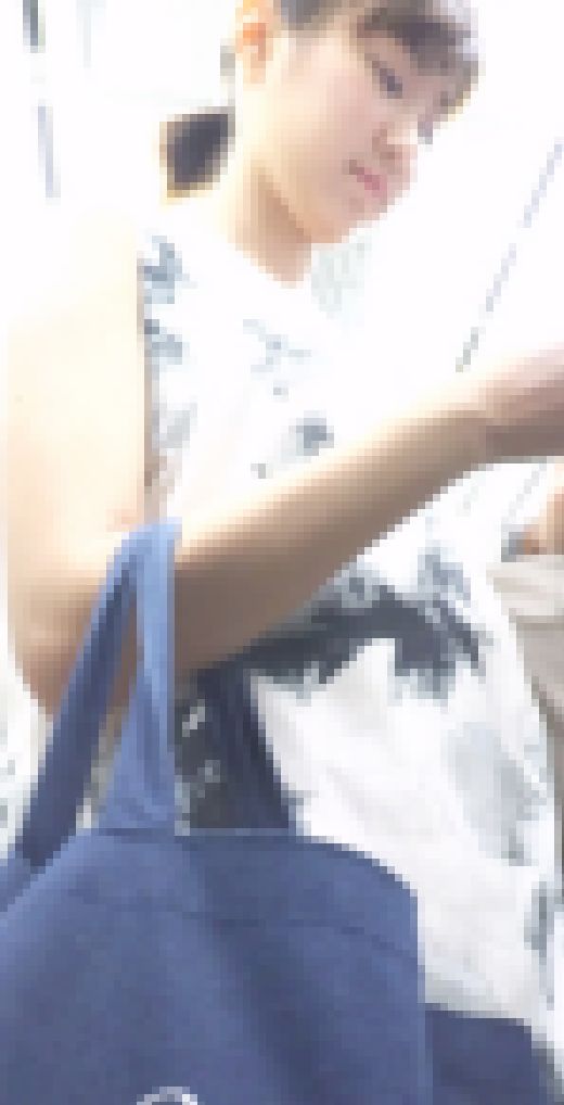 [★新作][★顔出し]パンチラ盗撮 かわいいモデル系女子 ピンクのパンツが尻に食い込み 電車から駅の階段まで粘着撮影　サンプル画像1