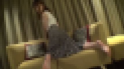 スレンダー美乳の23歳OLが緊張の初ハメ撮りで念願の潮吹きを体験 サンプル画像1
