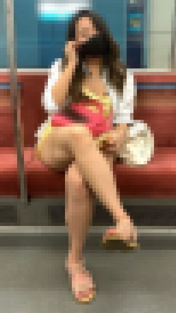 とんでもなくエロい生脚を見せつける露出度高めの美女(中編) サンプル画像2