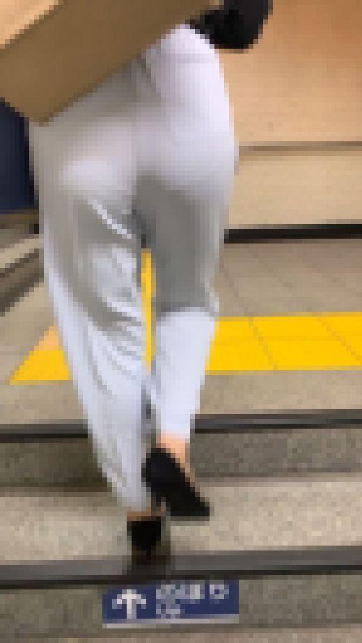 《パンティー透け透けなスラックス》 No.1384【Part1・みんな大好きパンツスーツ着衣尻】　サンプル画像1