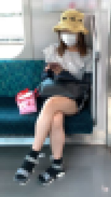 日焼け対策をしながらも生脚だけは見せつけるお姉さん　サンプル画像1