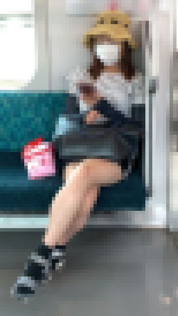 日焼け対策をしながらも生脚だけは見せつけるお姉さん　サンプル画像2