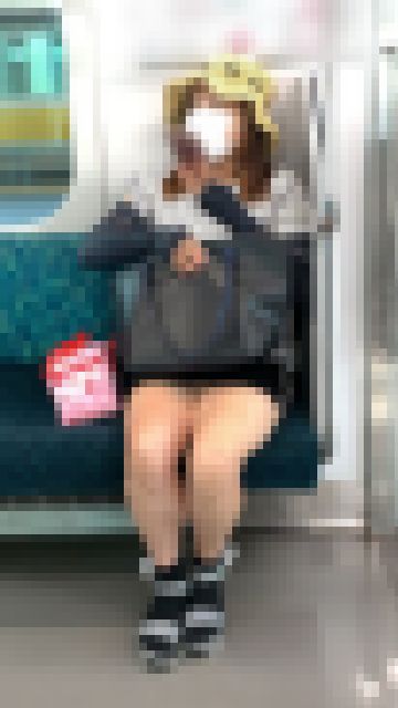 日焼け対策をしながらも生脚だけは見せつけるお姉さん　サンプル画像3
