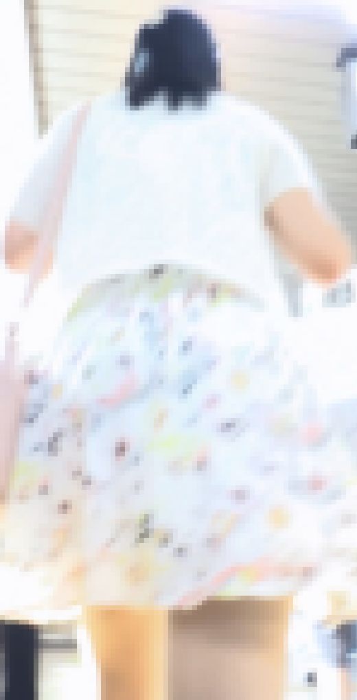 [★新作]パンチラ盗撮 OLさん 黒地に白の水玉柄パンツを接近撮影　サンプル画像1
