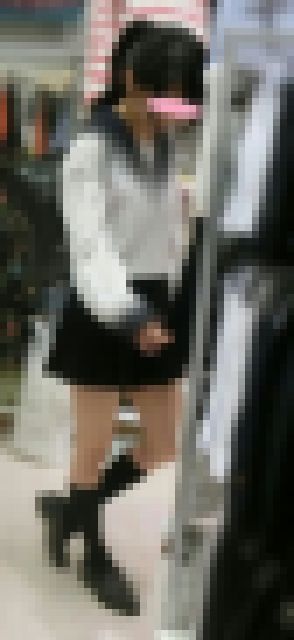 生尻モロ出し極小Tバックでハミ出してても気にしない制服女子パンチラ盗撮　サンプル画像1