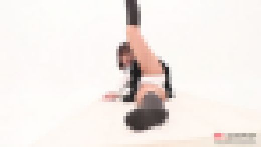 あけみみう Y字バランスでお尻のパンツがパツパツに！マット運動　サンプル画像1