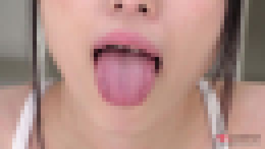 皆乃せな 4K動画 大きな目でこちらを見つめお口を使って出し入れしてくれるソーセージ舐め　サンプル画像1