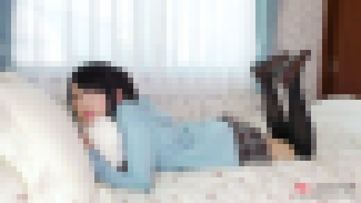 新美かりん 4K 恥ずかしがる女の子のうつ伏せお尻 サンプル画像1