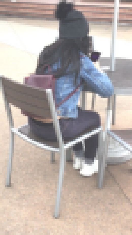 カフェで寛ぐ上パン丸見えお姉さん♪　サンプル画像1