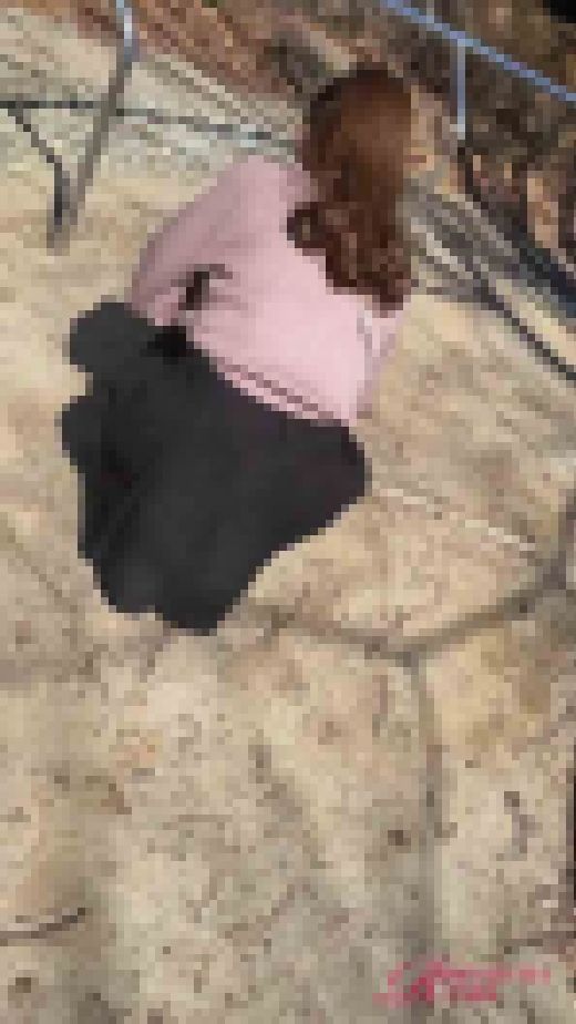 【激エロ水色Tバック】公園の人妻case1 ミニスカ人妻を下から覗いたらエロ尻Tバックを4K画質で撮れました！　サンプル画像1