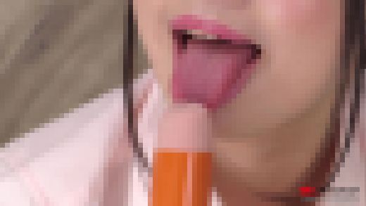丘えりな 4K動画 長い舌が絡みつく!見つめながらジュポジュポとソーセージ舐め サンプル画像1