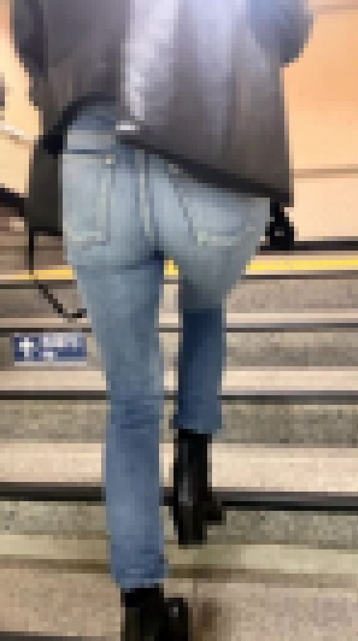 【極上ジーンズ】ギャル系お姉さんのスタイル抜群のお尻 サンプル画像2