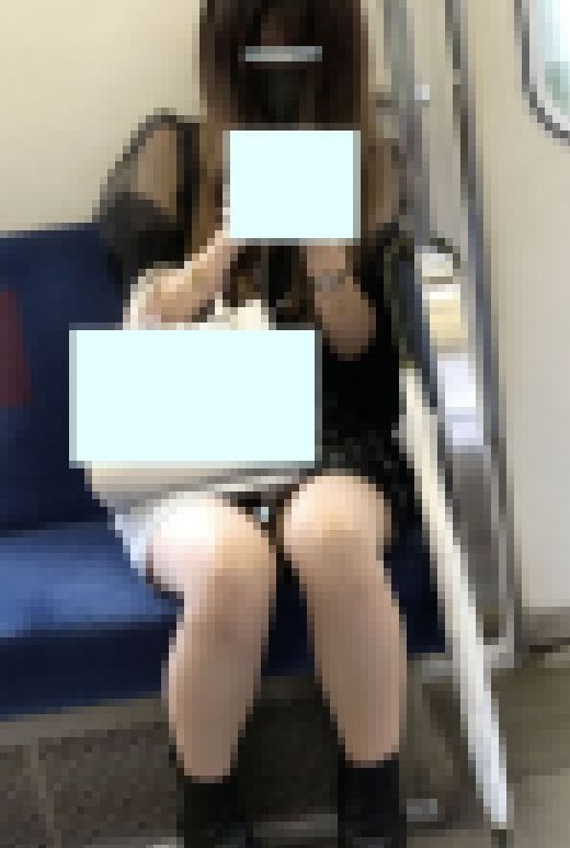 パンティを隠そうともしない美女 サンプル画像1