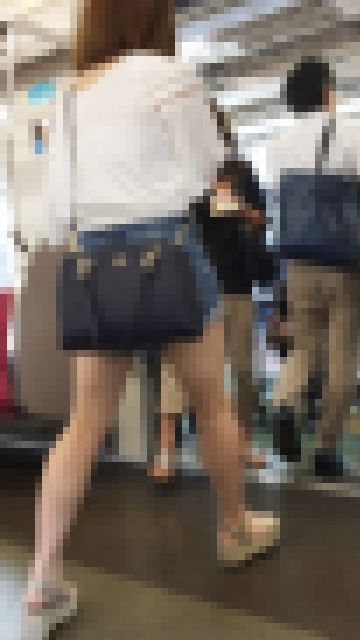 ホットパンツで生脚を見せる可愛いショートカットお姉さん　サンプル画像3