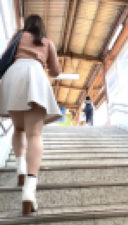 【盗撮03】私服J◯は純白。ん？バレてた？　サンプル画像2