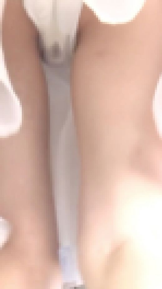 [★新作]パンチラ盗撮 OLさん 爆風で白パンツ丸見え 股間に染み付き　サンプル画像3