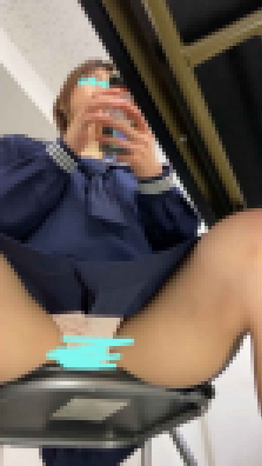 【けいこちゃん①】匂いまで伝わってきそうなパンモロ【塾盗撮】　サンプル画像1