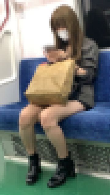 スケベな脚を見せて座るキャバ嬢風の美人お姉さん（前編）　サンプル画像1