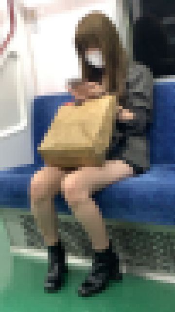 スケベな脚を見せて座るキャバ嬢風の美人お姉さん（前編）　サンプル画像2