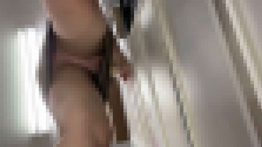 【みゆきちゃん⑤】ムチムチ後輩の真下から眺めるパンモロ【社内逆さ撮り】 サンプル画像1