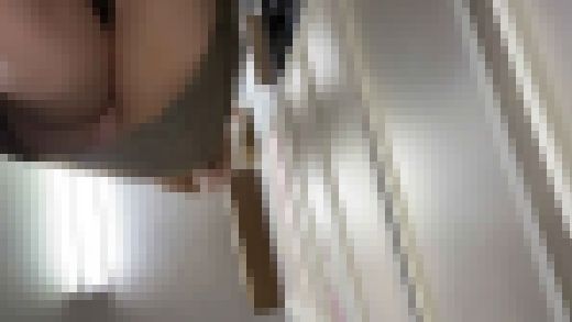 【みゆきちゃん⑤】ムチムチ後輩の真下から眺めるパンモロ【社内逆さ撮り】 サンプル画像3