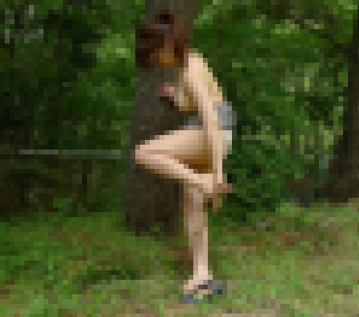 ◆素人投稿動画 肉感ボディの美形デパガさんを野外で裸にさせちゃいました！file02 制服姿で即尺＆アナル舐めご奉仕・野外全裸オ　サンプル画像3