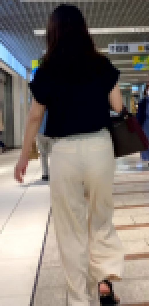 【Pライン】下着が透けている?白パン尻 サンプル画像2