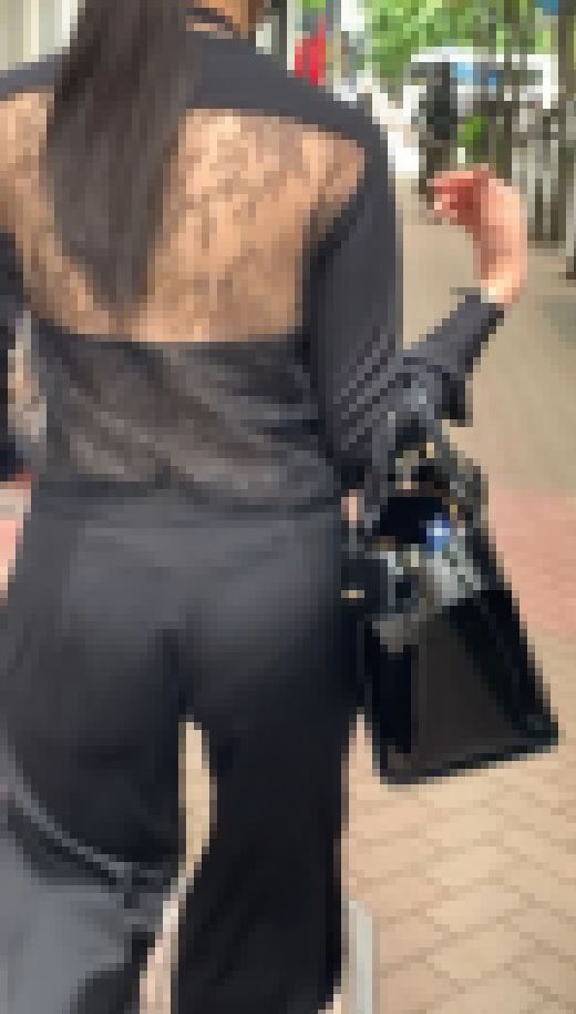 パンティーがスケスケのお姉さん、速足でヒッププルプル　サンプル画像3