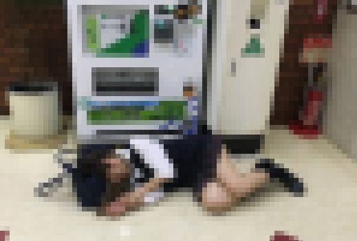 【見えちゃった系】制服パンチラ129 サンプル画像1