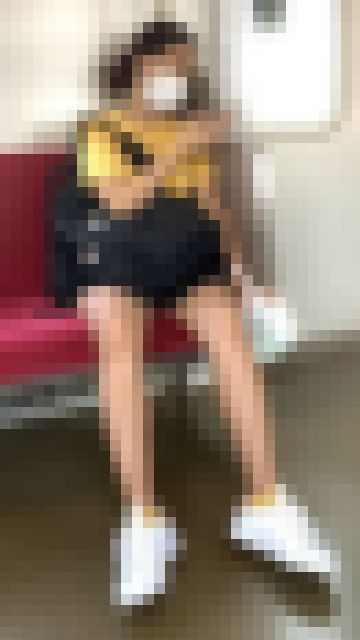 盗撮がバレて逆に撮影?夏らしい美味しそうな生脚を見せてくれた健康的ボディのお姉さん(其の三) サンプル画像3