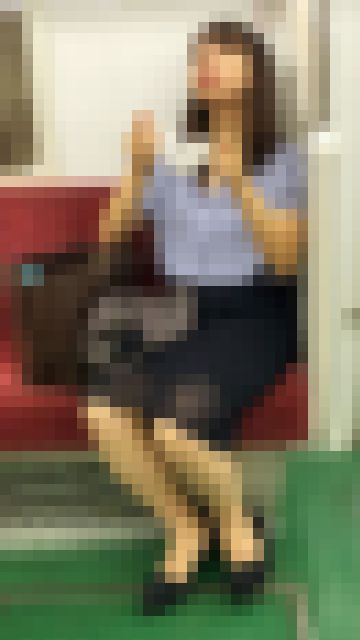 メイク直しする仕草が可愛すぎる男ウケ抜群のOLさん　サンプル画像2