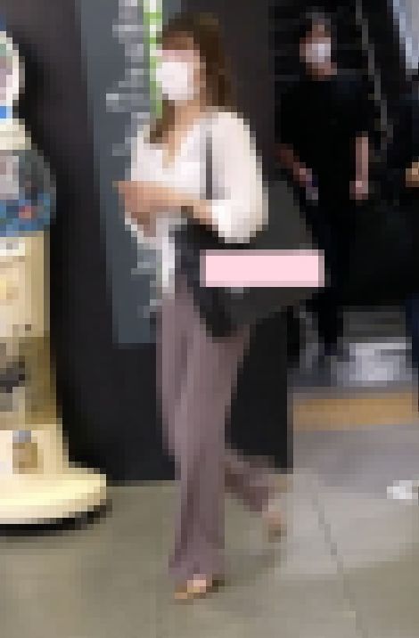 美尻の形丸わかりのピタパンで歩く超S級美女 サンプル画像1