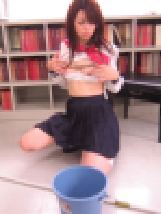 北条麻紀さんの放尿写真　サンプル画像1