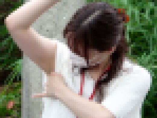 【美人OLパンチラ】公園で休憩中にうっかり見える白色おパンツ【胸元・脇見せ】 サンプル画像3