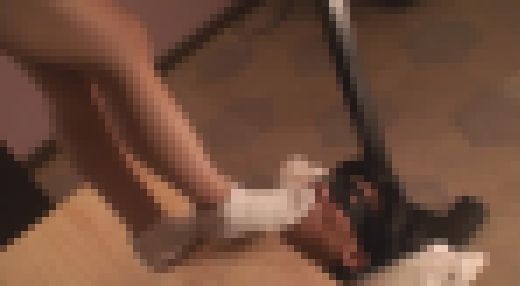 みくちゃんの顔面ペダル踏み　消毒ポンプ　ソックス　裸足編　サンプル画像1