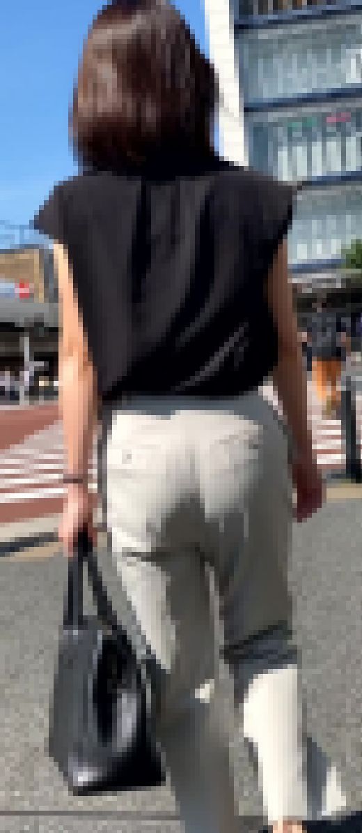 【Pライン】熱い日差しの中、ショッピングを楽しむお姉さん サンプル画像3