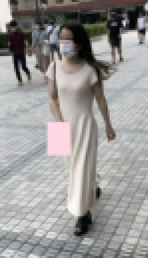 パンティががっつり透けてる服で歩く超美女 サンプル画像1